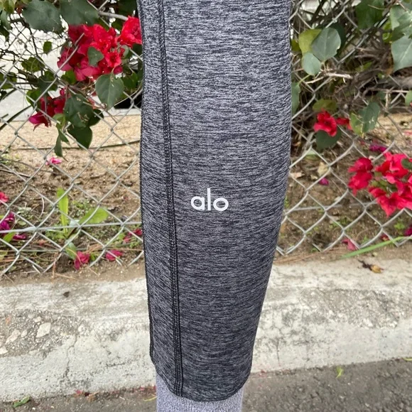 ALO  YOGA TWO PC SET SIZE LARGE TOP AND LEGGINGS - Picture 9 of 16